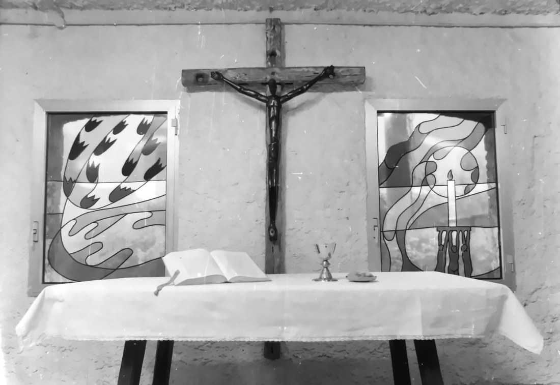 Altare Gesù a Nazareth con vetrate — scultura di Pasquale Lo Moro