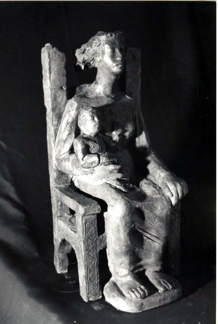 Regina e madre — scultura di Pasquale Lo Moro